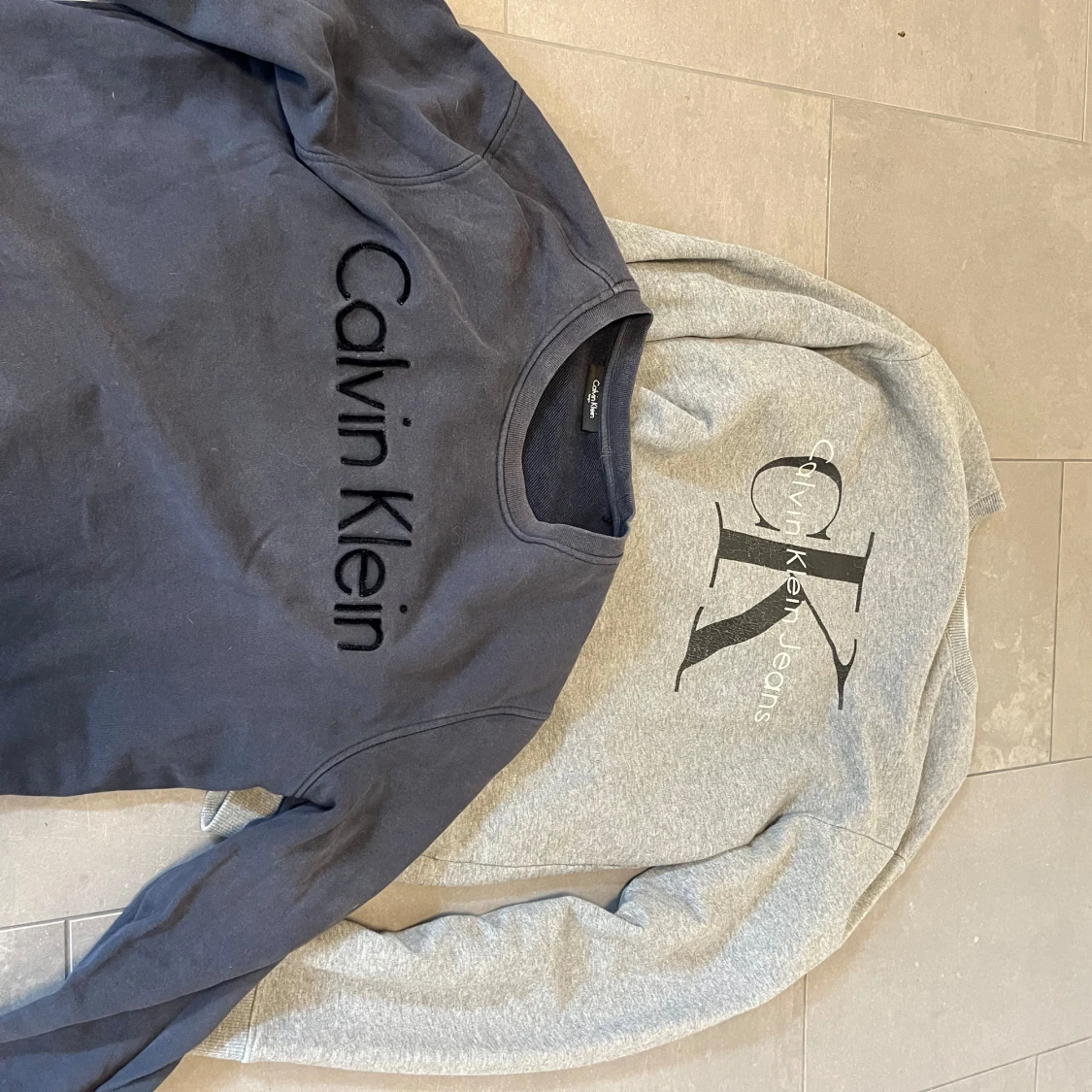 Calvin Klein sweatshirts i grått & svart