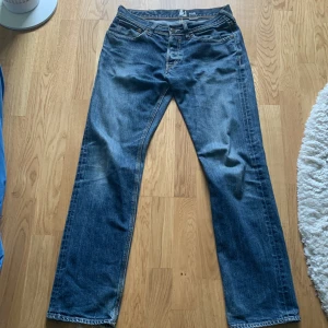 Blå jeans med straight fit - Blåa jeans med nice fade. 