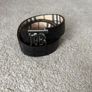 Svart/beige B b bälte svart logga🔥 - Svart/beige B b bälte med svart logga 🔥.         125 + förkortare följer med!