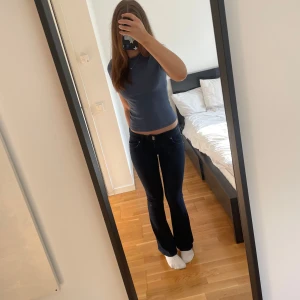 Blå  topp blå t-shirt  - Säljer en blå  topp med korta ärmar och rund hals. Sitter tight och har en enkel, stilren look som passar perfekt till jeans eller kjol. Superenkel att matcha och ger en fräsch vibe till din outfit.