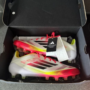 Adidas F50 fotbollsskor  - Säljer ett par adidas F50, helt nya. Man får med allt som det vore nytt, skokartongen, extra sulor och påsen. Nypris om man skulle köpa på t.e.x unisport ligger på omkring 3000, mitt pris 1800 men fortfarande exakt likadana fotbollskor men mycket billigare👍🤝