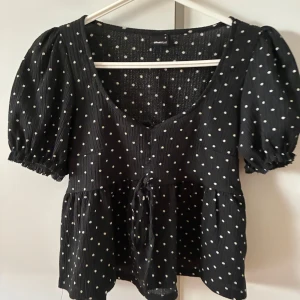 Svart prickig blus  - Supersöt prickig blus