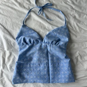 Blommig topp  - 🦋Handsydd🦋Supersöt blå-blommig topp med knyte i nacke och rygg. 