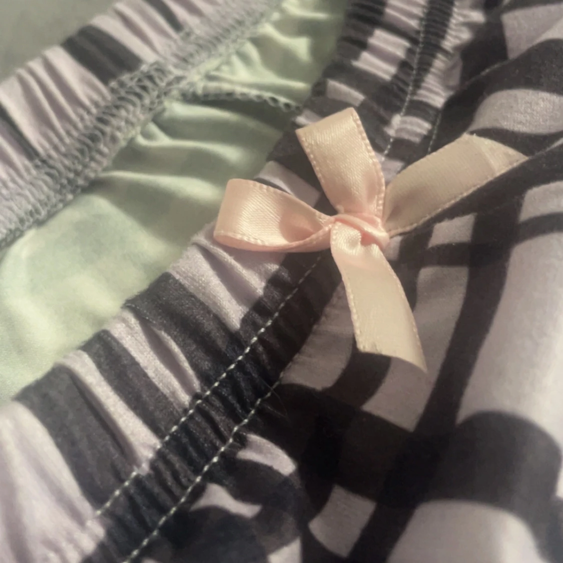 Ljuslila ribbad linnetopp med spets och shorts  - 2