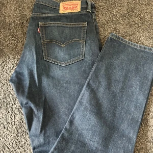 Levi’s 511 - Slim fit-modell med stretch för extra komfort – perfekt balans mellan smalt och bekvämt. Passar både till vardags och lite mer uppklätt. Inga fläckar eller hål. 