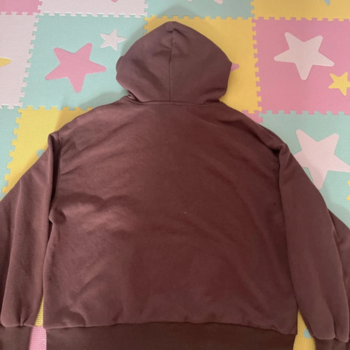 Brun hoodie med tryck 'CHERISH' - 2