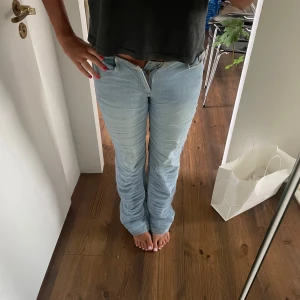 Coola jeans  - Säljer ett par as coola limited edition jeans från weekday som inte kommer till användning.  Tyvärr har knappen gått av (dock lätt att laga) 
