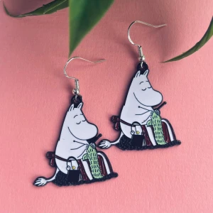 Mumin örhängen  - Supergulliga örhängen med Muminmamma som sitter och stickar. Nickelfria krokar.