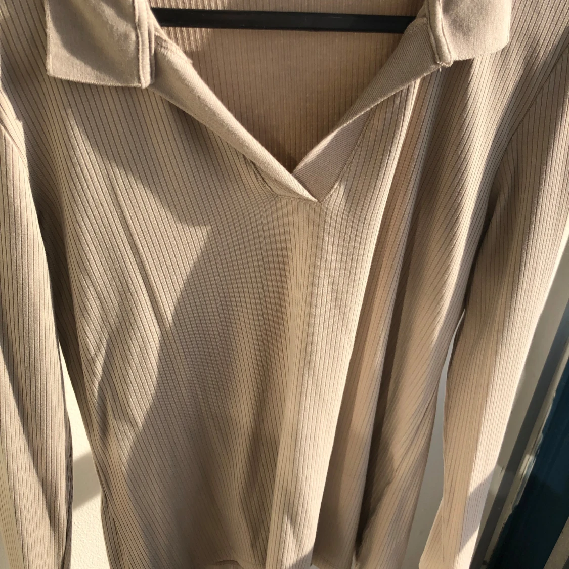 Beige ribbad långärmad tröja  - 1