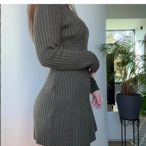 Stickad klänning - Mörkgrön klänning från hm storlek S knappt använd