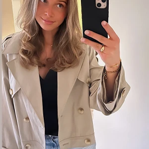 Trenchcoat  - Beige trenchcoat från Josefin Hj’S kollektion med NAKD. Nypris 999kr
