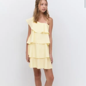 Ljusgul one shoulder klänning Gina Tricot - Superfin ljusgul kortklänning från Gina Tricot med volanger i flera lager och en axelbandslös design med en smal axelrem. Klänningen har en oneshoulder-look och är perfekt för somriga dagar. Materialet känns lätt och luftigt. Aldrig använd och helt slutsåld på webbsidan!☺️