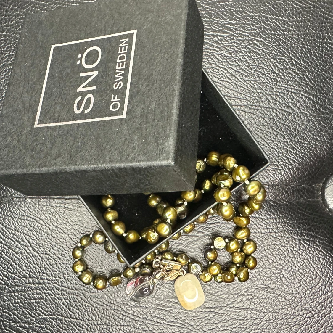 Exklusivt & ovanligt grönt pärlhalsband från SNÖ of Sweden - Äkta sötvattenspärlor med avtagbara ädelstenshängen - Bergskristall & Aventurin/Kalcit - Vintage - utmärkt skick - Tidig kollektion - 00-tal - Originalask medföljer  - 4