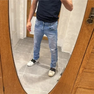 Replay jeans  - Ett par snygga byxor från Replay i storlek W31 L30 i modellen Anbbas 