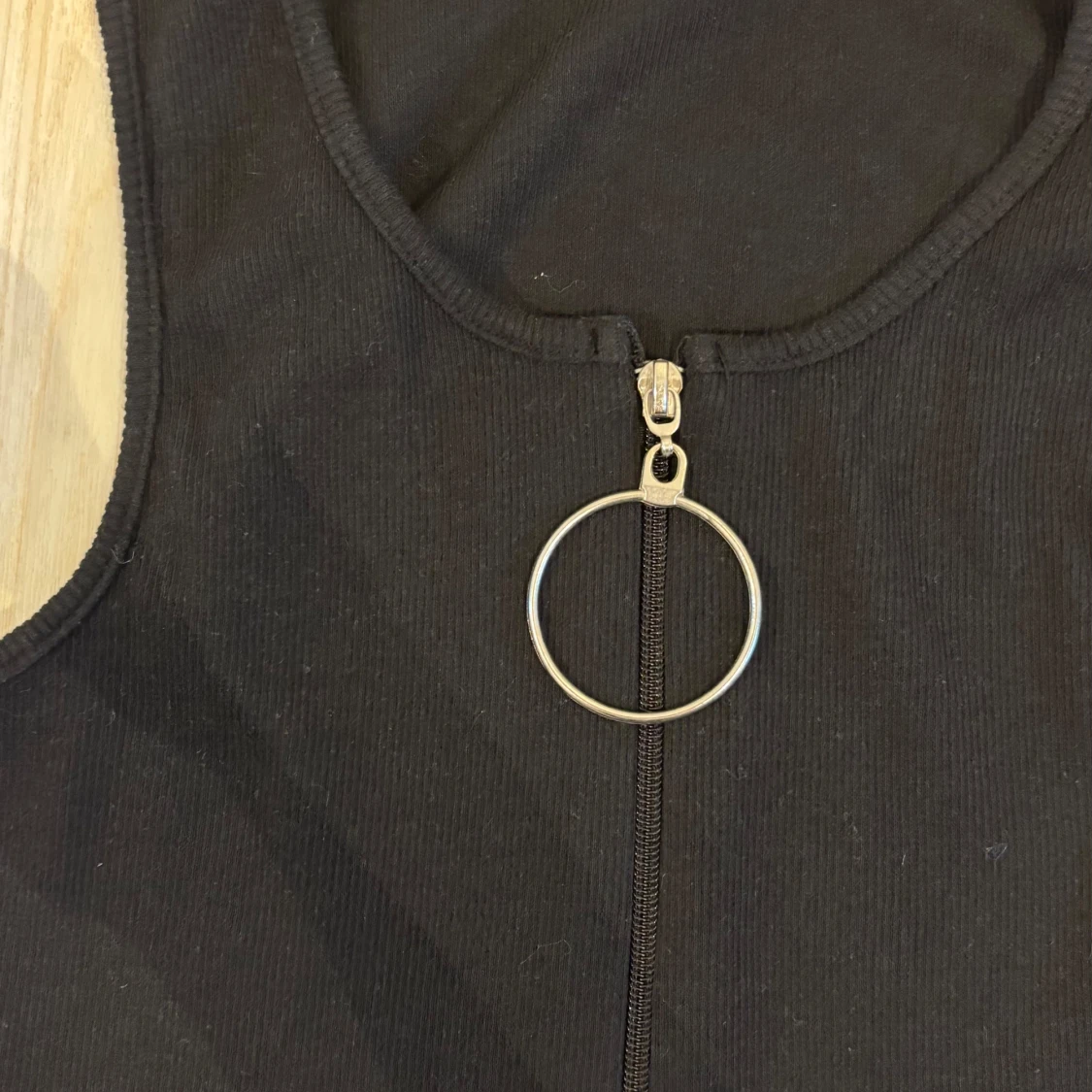 Svart ribbad linnetopp med dragkedja - 1