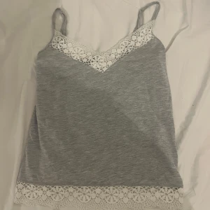 Pyjamas set! - Pyjamas set från ANNA FIELD! Endast testat så därav väldigt bra skick. Säljer då det ej kommer till användning. Pris kan diskuteras!