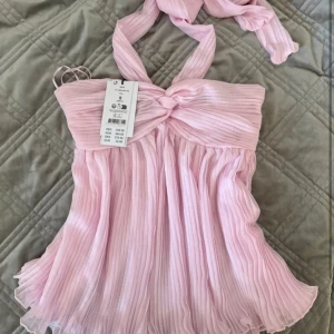 Ljusrosa halterneck topp Gina Tricot 14+ - Supersöt ljusrosa halterneck topp från Gina Tricot. Helt ny med prislapp kvar. Slutsåld online. 