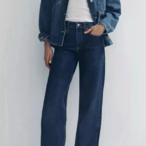 Mörkblå wide jeans från Zara - Snygga mörkblå jeans från Zara i modell med hög midja och breda ben. Klassisk femficksdesign och raka sömmar. Jeansen är tillverkade i kraftigt bomullsjeans-tyg och har en stilren look som passar till allt.