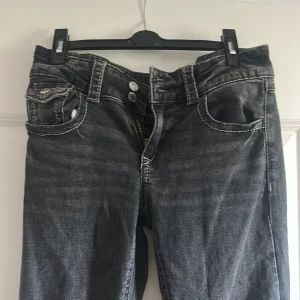 Svarta bootcut jeans Gina Tricot 170 - Snygga svarta bootcut jeans från Gina Tricot i storlek 170.  Dom passar mig fortfarande jag är 168 men kommer inte till användning. Använt fåtal gånger, bra skick och väldigt bekväma 🩷🩷