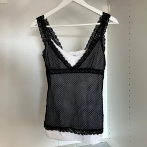 Sött genomskinligt prickigt linne - Sött genomskinligt prickigt linne i storlek S eller Xs. 