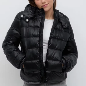 Vinterjacka från Gina Tricot - Säljer en fin pufferjacka från Gina Tricot! 💕 Den har luva och knäppning vid halsen. Slutsåld på Gina! Nypris: 499 Mitt pris: 199