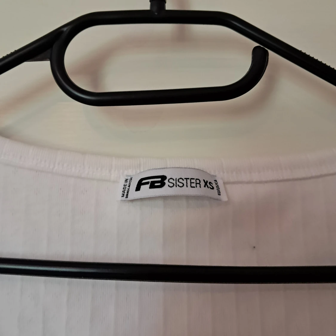 Vit ribbad topp med knappar  - 3