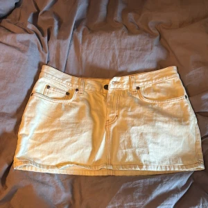 Beige jeanskjol med fickor - Snygg typ gul kräm vit kjol som tyvär är för liten för mig, den är väldigt kort som de kanske syns 🩷 de står 38 på dom men känns mer som typ 36