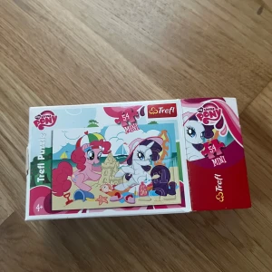 My Little Pony Trefl Puzzle  - Färgglatt My Little Pony-pussel med 54 bitar, från 4 år och uppåt. Pusslet är väldigt liten.  📩 Skicka gärna ett meddelande vid frågor eller om du vill ha flera bilder! 🌸😊 📦 Jag skickar snabbt och packar alltid med omsorg!