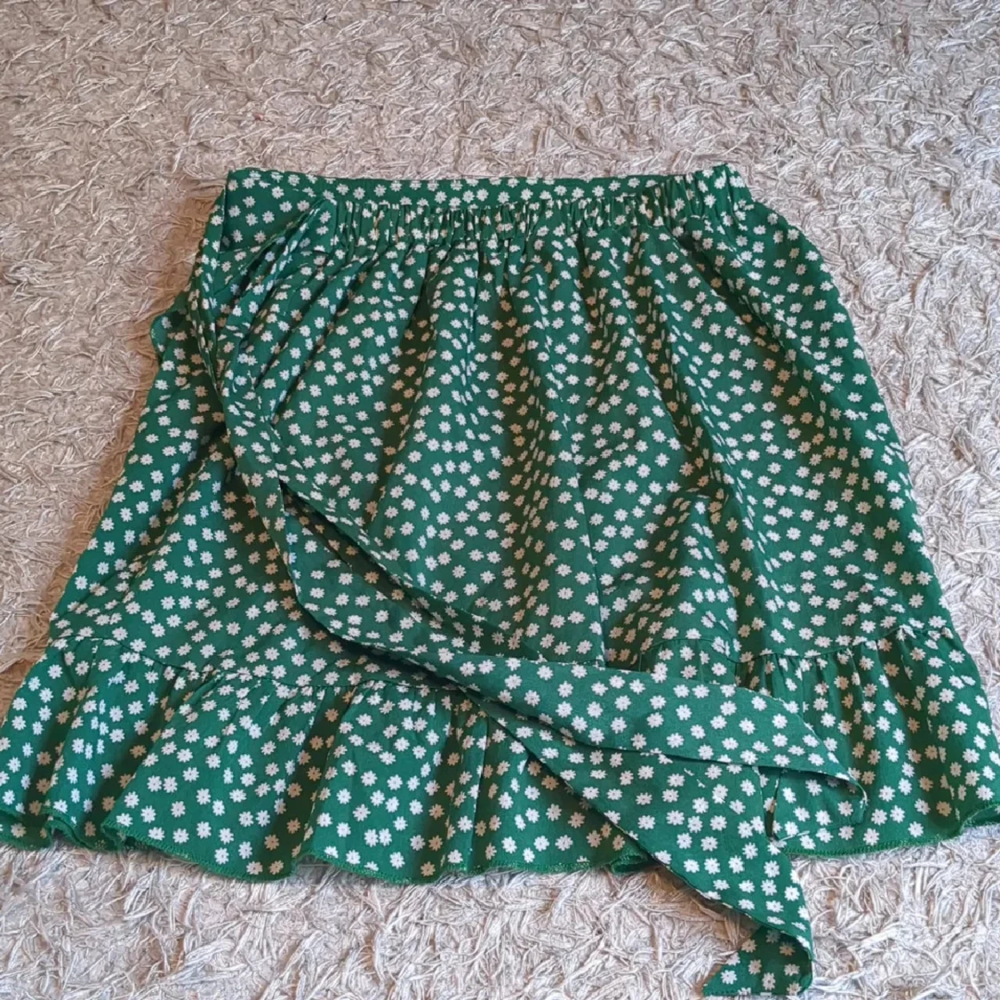 Grön blommig omlottkjol med volang