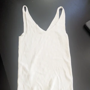 Snyggt vitt linne - Ett snyggt v-ringat skönt vitt linne med stretchingt tyg. Nypris är  249 kr och det är endast använt ett fåtal ggr utan defekter 🥰
