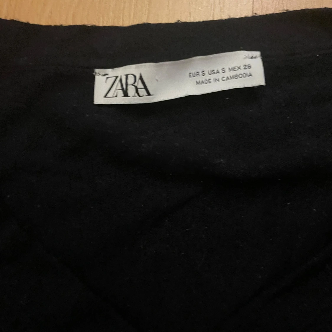Svart v-ringad tröja från Zara - 2