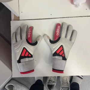 Målvaktshandskar  - Adidas målvaktshandskar pro, 7/10 skick. Väldigt bra grepp. Pris går att diskuteras. Köpta för 1400krr