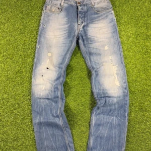 G star jeans - Säljer dessa riktigt snygga jeans från G star i storleken 31/34. Modellen är 188 och väger 75kg. Ytterbenslängd ≈ 105cm. Benöppning ≈ 21cm. Hör av er om ni funderar över något eller har en fråga.