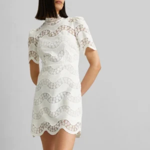 Vit studentklänning från Sandro - Superfin vit kortklänning från Sandro som är perfekt till studenten. Jag hade själv denna och har inte sett någon annan ha den, så ganska unik! Bara använd en gång. Nypris är 3800kr. Var själv jättenöjd med den till min student men har inte användning för den längre. Skriv om du vill ha fler bilder🥰