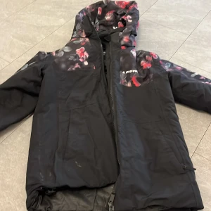  Svart jacka med rosa blomdetaljer från Everest  -  Svart jacka med rosa blomdetaljer från Everest en perfekt jacka när det är blåsigt eller kallt ute 