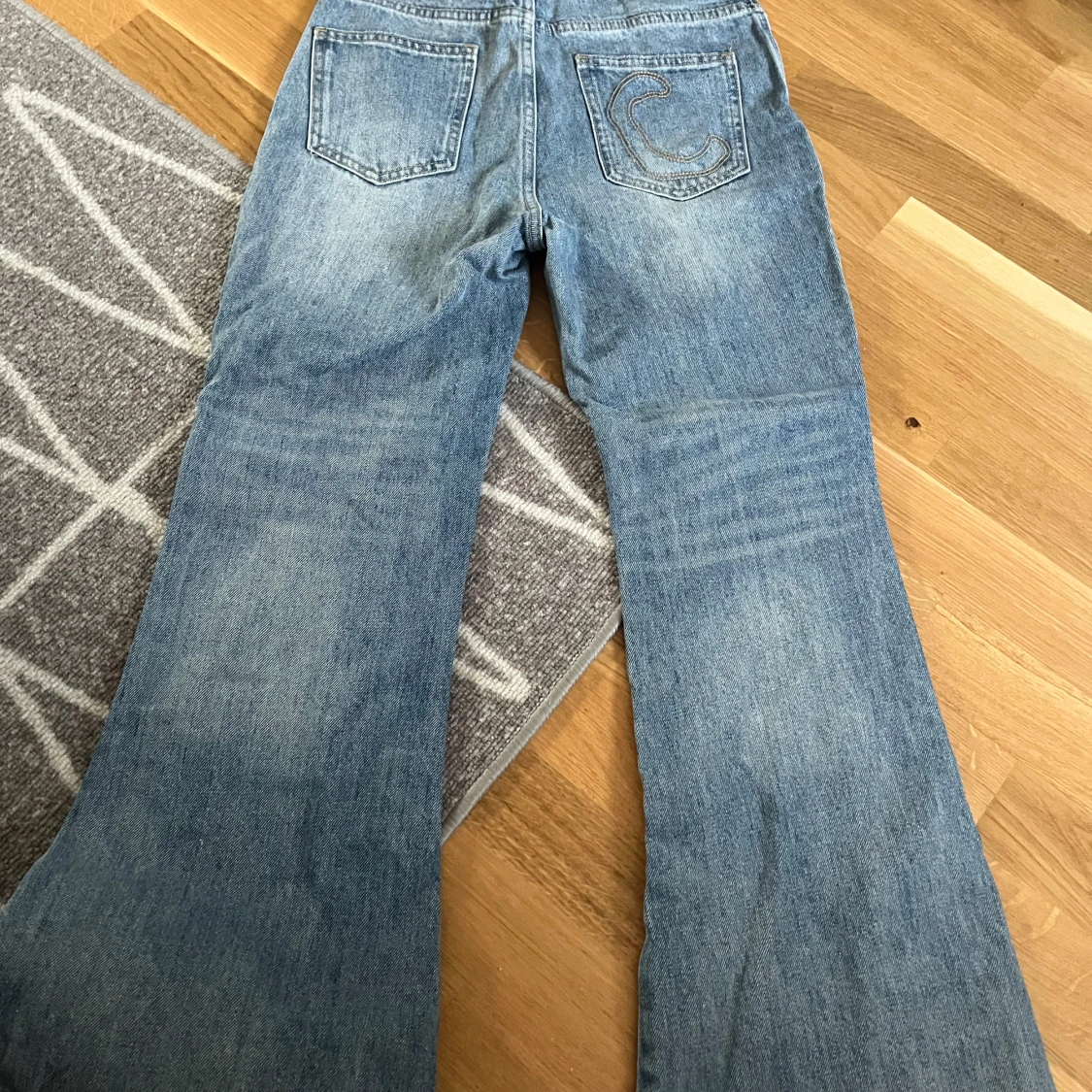 Blå jeans med volangdetaljer  - 1
