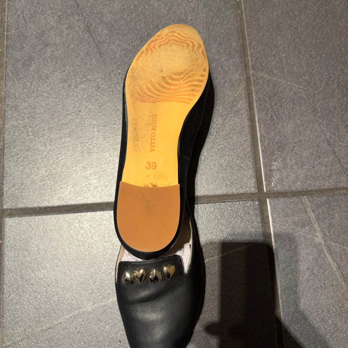 Svarta läder ballerinaskor med hjärtdetaljer  - 2