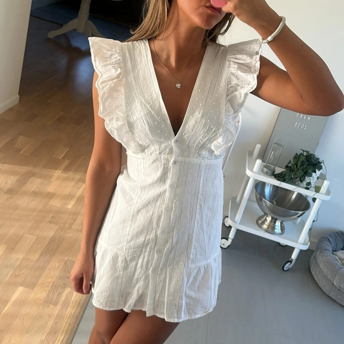 Vit kortklänning med volangdetaljer