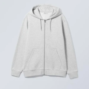 Grå och mörkblå zip  - Ljusgrå och Mörkblå oversize zip hoodie från Weekday med dragkedja framtill och luva. Den grå är i strl S och den mörkblå i strl XS. Båda tröjorna är i gott skick, men den grå har lite små hål längst ner vid mudden, och den mörkblå längst ut på ena ärmen. (sista bilderna). Tröjorna är i väldigt bra kvalitet och kostar båda 470kr nypris. Går även att köpa var för sig. 