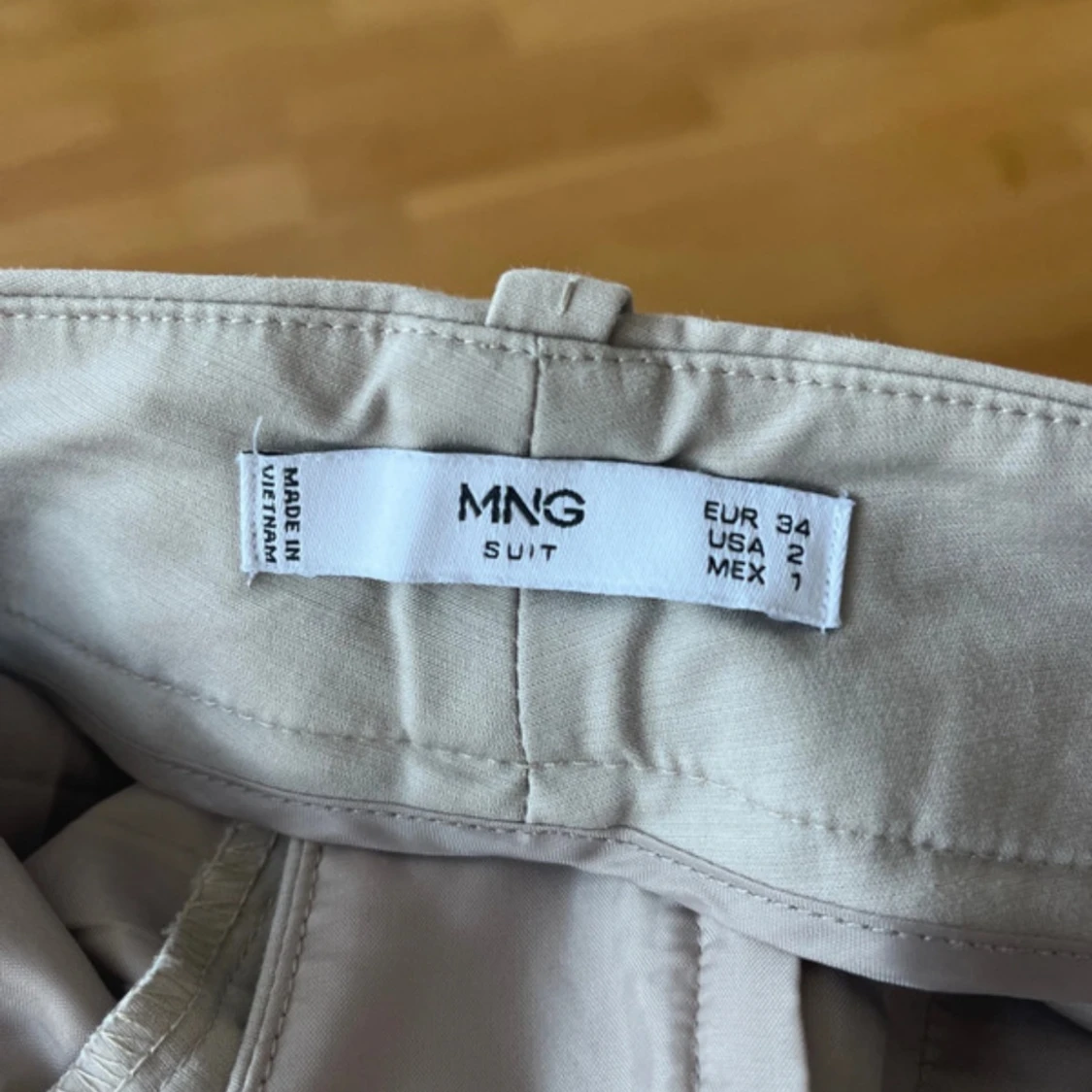 Beige kostymbyxor från MNG - 3