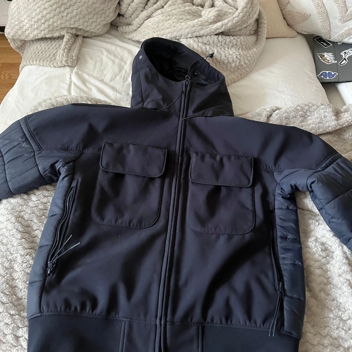 Svart pufferjacka med goggles från C.P. Company