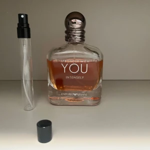 Stronger With You  - Stronger With You splittrar i storlekar: 10ml:100kr, 5ml:75kr, 3ml:55kr. 10ml:100kr, 5ml:75kr, 3ml:55kr. Köper du två styckna 10ml får du en 5ml gratis!