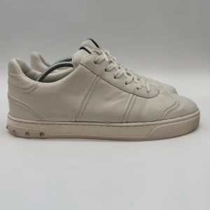 VALENTINO FLYCREW SNEAKERS - Valentino flycrew sneakers - Skick: 9/10, alla nitar är kvar  - Storlek 41 sitter som 42  - Tillbehör: Enbart skrorna - Nypris 7700kr / Går ej att få tag på längre - deluxecloset 