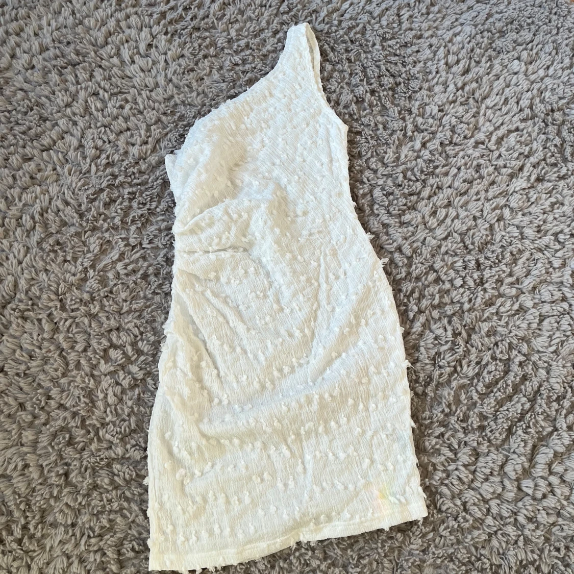 Vit one shoulder klänning