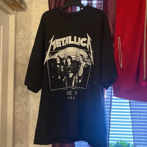 Svart Metallica t-shirt från H&M - Cool svart oversized Metallica t-shirt från H&M med stort tryck av bandet och texten 'Damage Inc 1986' på framsidan. Perfekt för dig som gillar rock och vill ha en statement tee. Skön passform och klassisk rund hals.