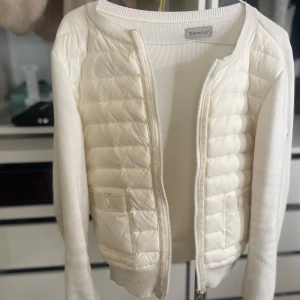 Moncler cardigan  - KAN BYTA MOT ISABEL MARANT SKOR! Säljer nu min älskade moncler cardigan, ganska bra skick förutom några små fläckar på framsida & baksida som knappt syns  (se första & sista bilden) annars inget fel på den köpte här på plick pris kan diskuteras!💗