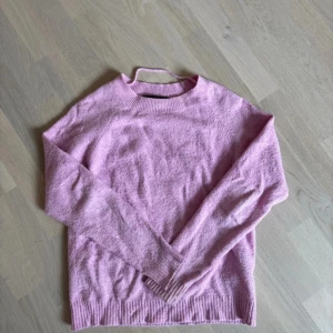 Rosa stickad tröja från Vero Moda - Rosa stickad tröja från Vero Moda. Säljer min superfina rosa stickade tröja då den inte kommer till användning. Den är använd så den är nopprig. Annars är den fin! Köpare står för frakt!