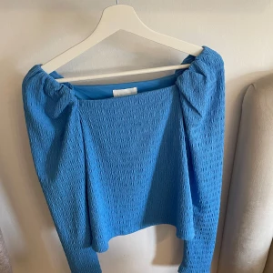 Blå topp från H&M - Använd fåtal gånger, fint skick. Normal i passform.