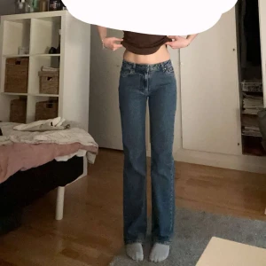 Blå mid wide jeans med raka ben - Säljer ett par blå jeans med midja i midwaist och raka ben. Jätte sköna och snygga byxor. Passar perfekt för dig som gillar en avslappnad men ändå stilren look. Skriv om du har frågor! Priset kan diskuteras 💗