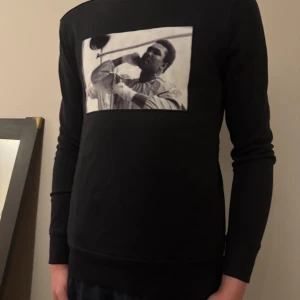 Limitatio sweatshirt säljes - En Limitato sweatshirt säljes. Tröjan är i toppskick och bilden föreställer Muhammed Ali. Mitt pris är 700kr vilket är ett toppen pris. 